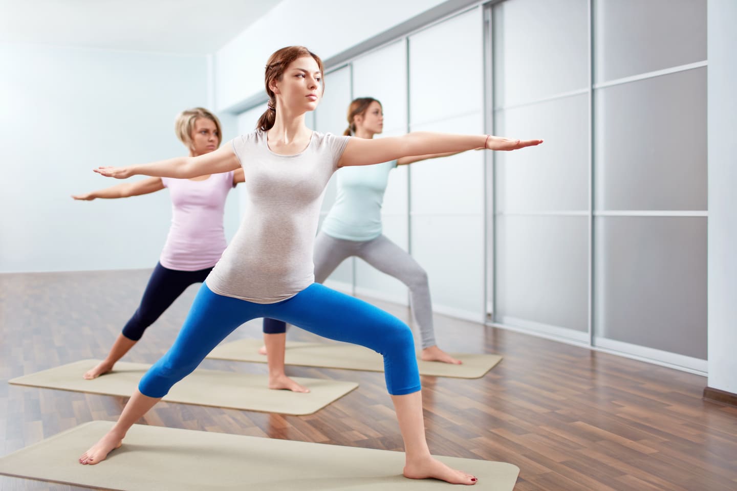 Tres mujeres en una clase de yoga